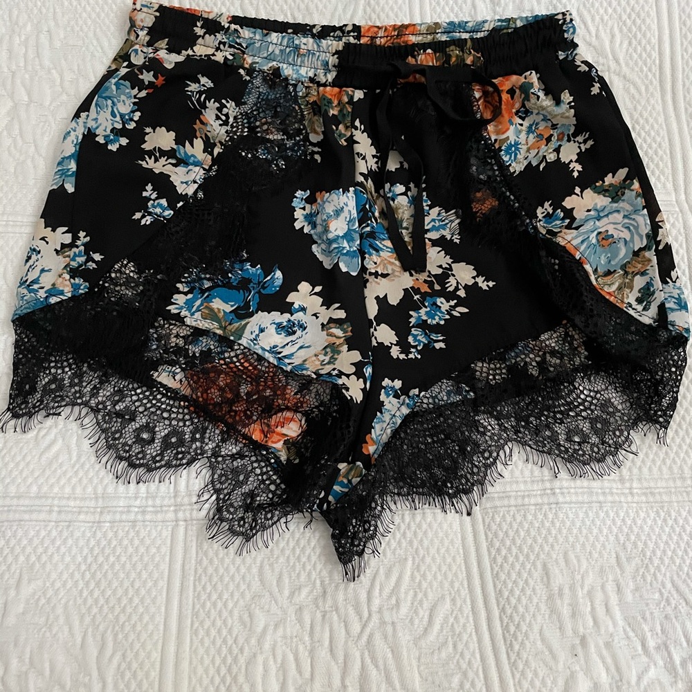 Shorts - Picture 3 of 3
